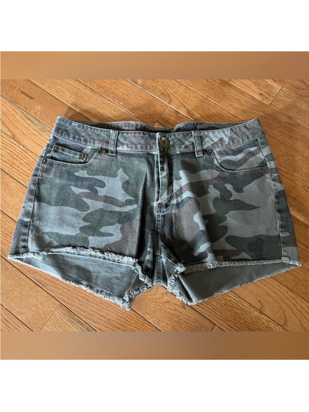 Women’s mine brand green camo denim shorts, fits like med